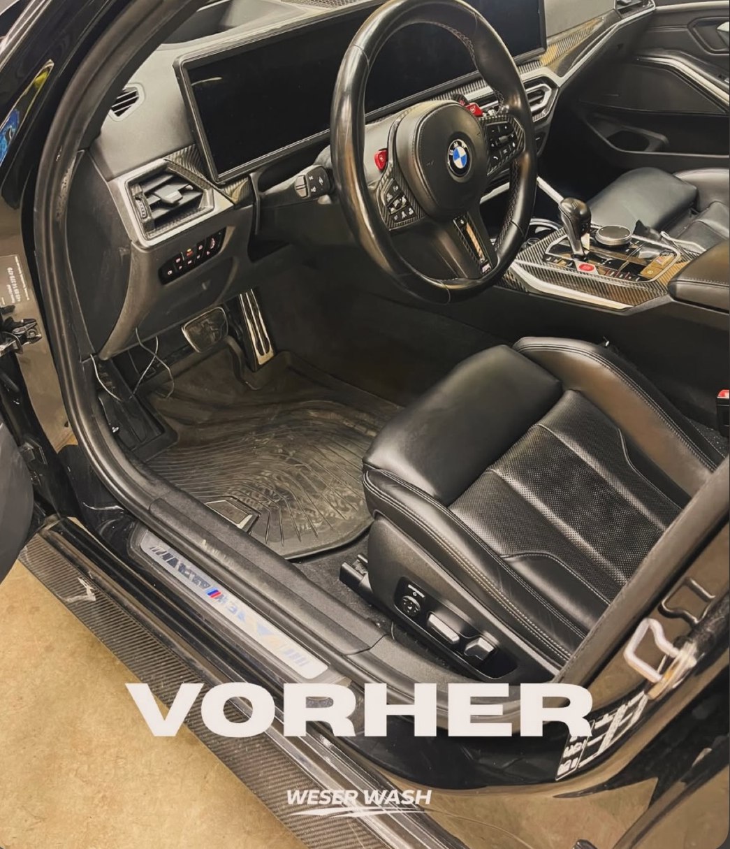 Verschmutzter Innenraum eines schwarzen BMW M3 mit Fußmatte voller Schmutz, vor der Aufbereitung